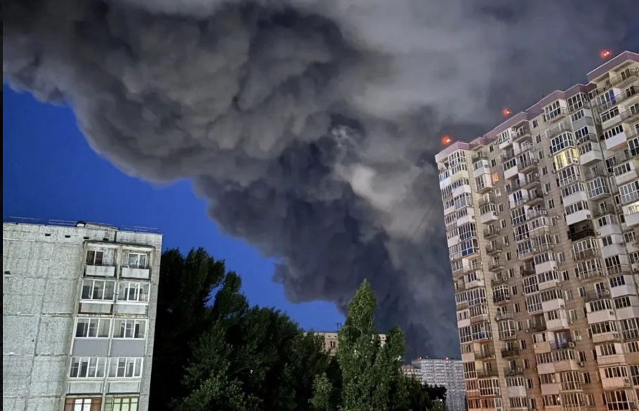 Photo: nachedeu.com Fire reported at Russian oil refinery over 6,000km from Ukraine as Wildberries hit